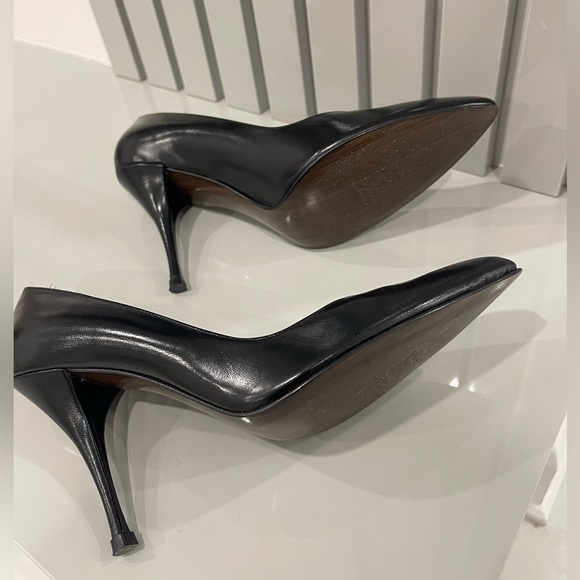Stuart Weitzman Women’s Black Leather Eva 100 pointed toe pump in 38 like new - Picture 4 of 5